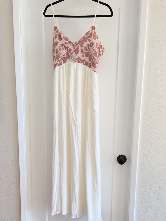 Tularosa Dresses & Skirts - Tularosa Boho Maxi Dress with Peekaboo Rose Lace Accents